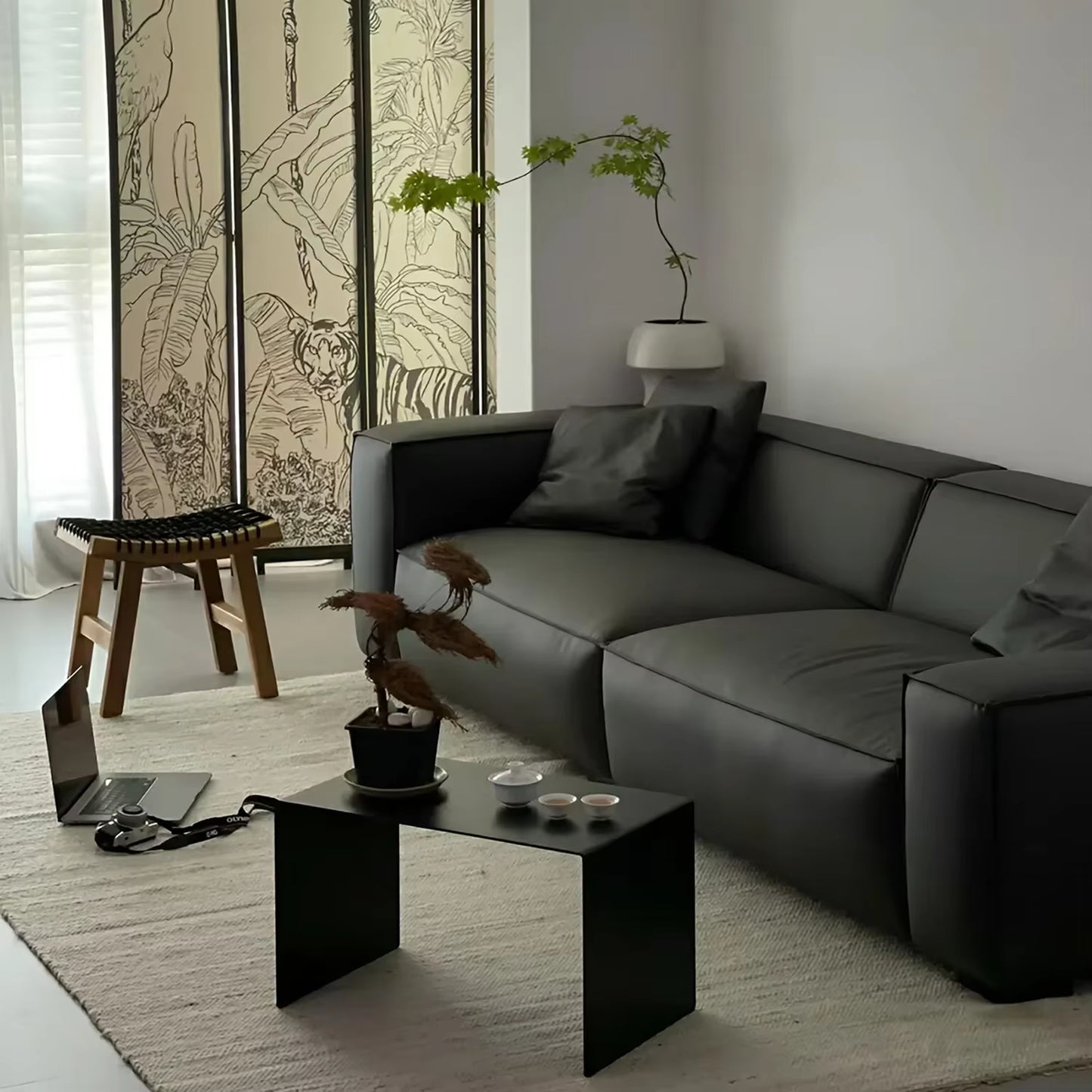 Light Luxury Sofa Side Table Light Luxury High-End Living Room C-Shaped Black Small Coffee Table Creative Design Storage Rack
