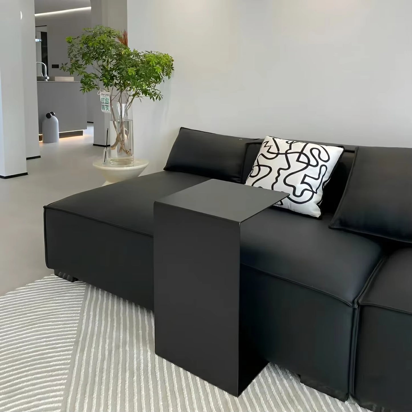 Light Luxury Sofa Side Table Light Luxury High-End Living Room C-Shaped Black Small Coffee Table Creative Design Storage Rack